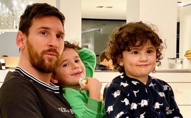 Messi posa junto a sus hijos en una foto de Instagram.