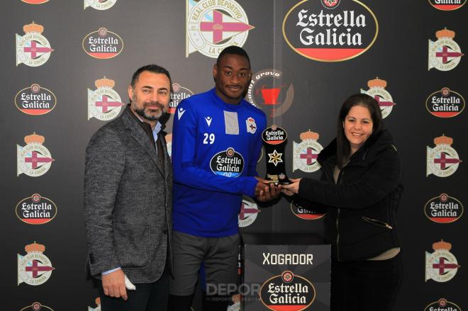 Entrega del premio de Jugador del Mes a Mujaid Sadick (Foto:RCD)