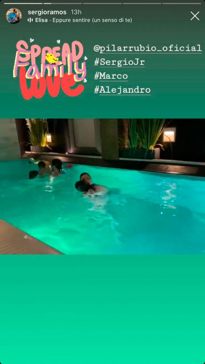 Storie de Sergio Ramos junto a su familia en la piscina.