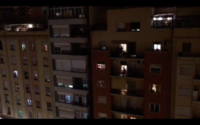 Distintas personas, al igual que la Policía en este vídeo, aplauden a los servicios sanitarios desde sus balcones.