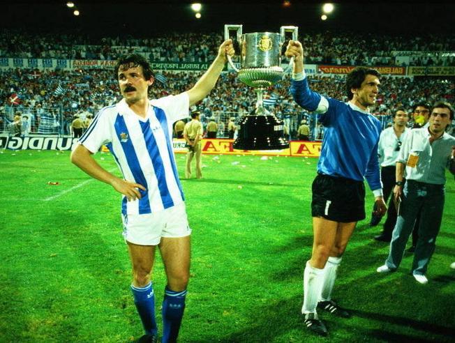 Larrañaga y Arconada levantan el título de Copa del Rey de 1987.