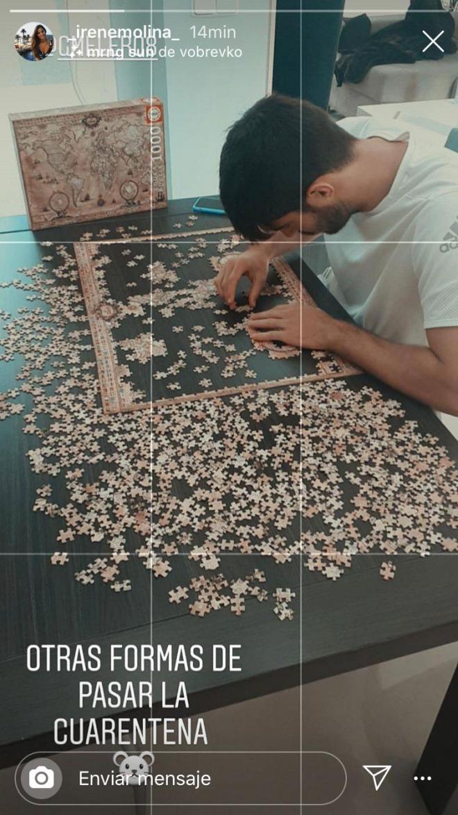Melero trata de ejercitar su mente haciendo un puzle.