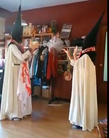 Nazarenas bailando sevillanas con banderas y bufandas del Sevilla FC.