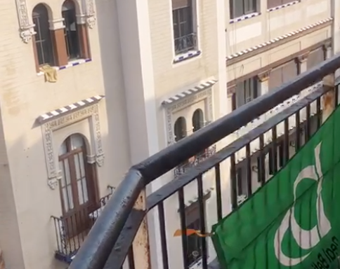 Pregón de Rafa Serna con la bandera del Betis.
