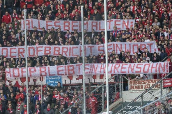 Pancartas ofensivas de los aficionados del Bayern de Múnich contra Hopp (foto:EFE).