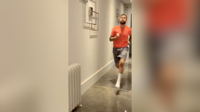 Iñigo Martínez corriendo por el pasillo de su casa.