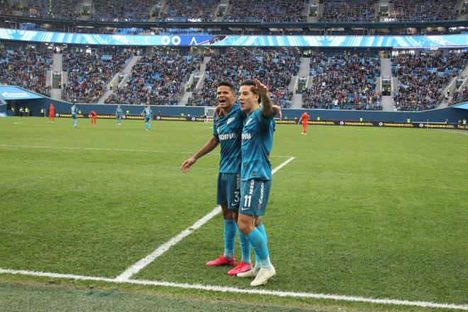 Dos jugadores del Zenit celebran uno de los goles del equipo de San Petesburgo.