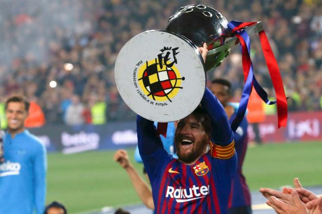 Messi, levantando el título de LaLiga (Foto: EFE).