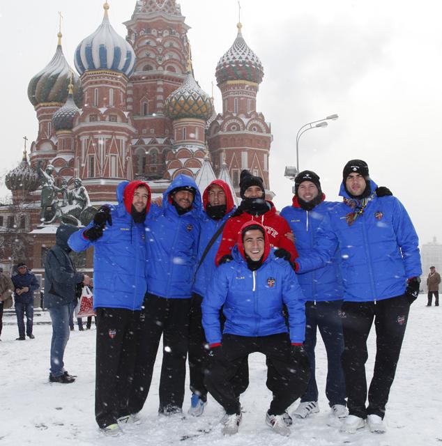 Un grupo de jugadores del Levante en la Plaza Roja de Moscú. (Foto: Levante UD)