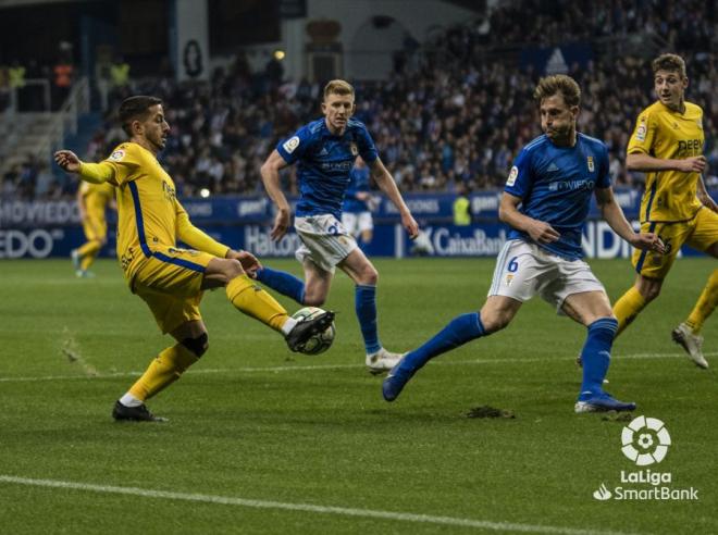 Carlos Hernández, en un lance del Alcorcón-Real Oviedo (Foto: LaLiga).