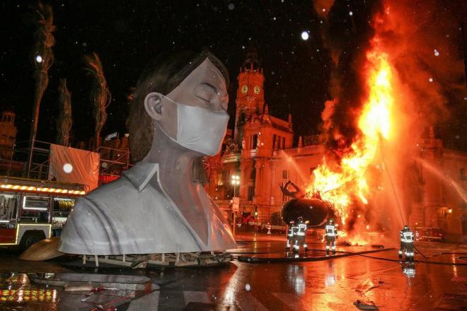 Poco después de Fallas, el monumento del Ayuntamiento fue quemado en secrerto