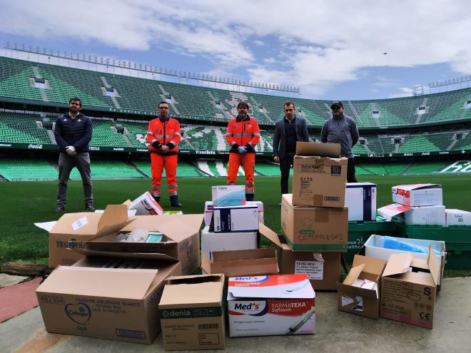 La Fundación del Betis entregando material sanitario (Foto: RBB).