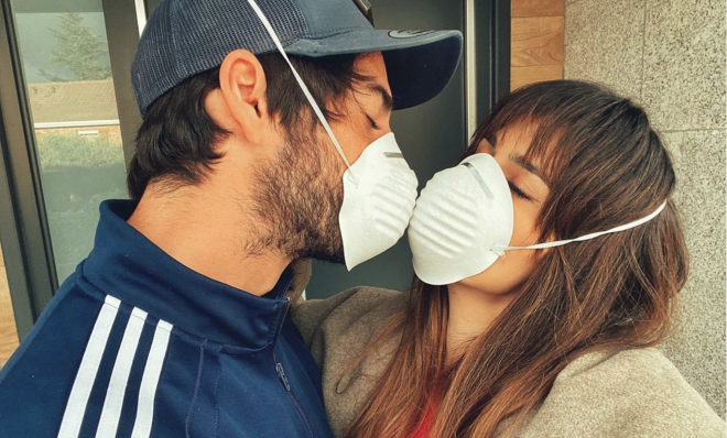 Isco Alarcón y Sara Sálamo se dan un beso con mascarilla por el coronavirus (Foto: Instagram).