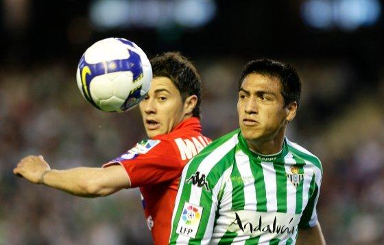 Tati Maldonado, en el Sporting, frente al bético Monzón (Foto: EFE).