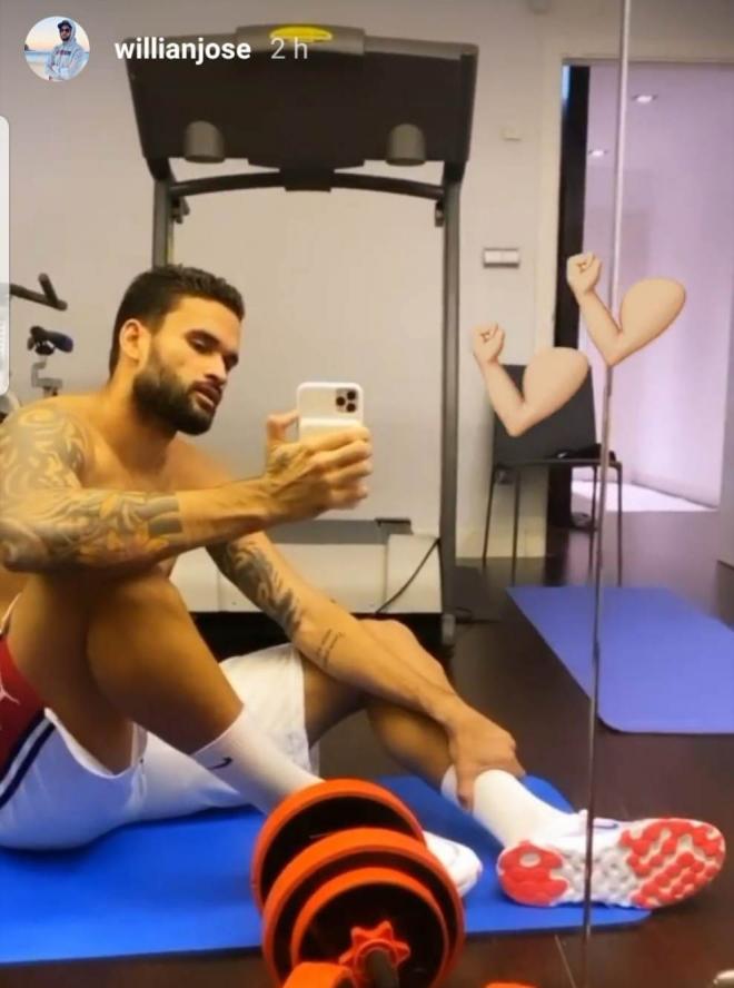 Willian José se entrena en su casa con unas pesas (Foto: Instagram)