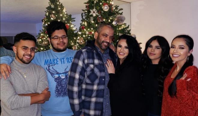 Becky G y su familia, en una foto durante unas pasadas Navidades.