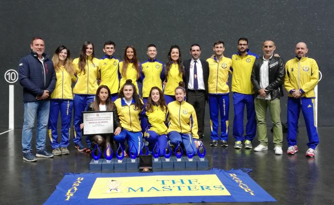 Los deportistas de The Masters con sus trofeos del Campeonato de Euskadi Senior 2020.