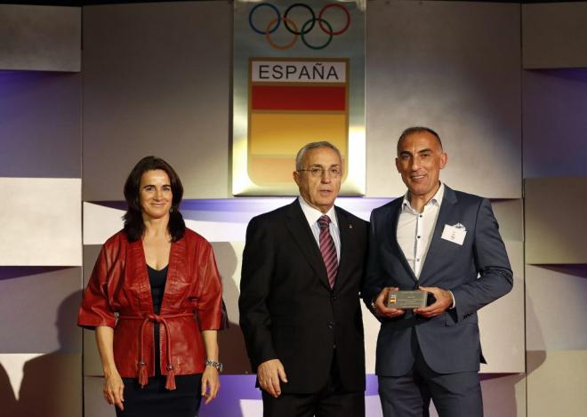 Juan Solís, recibiendo el galardón del Comité Olímpico Español (Foto: The Masters).