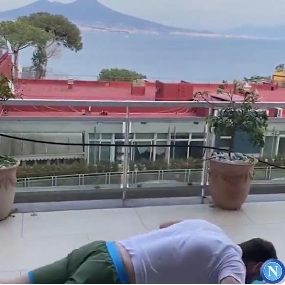 Fernando Llorente goza de unas magníficas vistas desde la terraza de su casa en Nápoles.