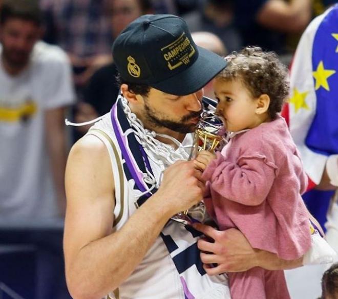 Llull y su pequeña en plena celebración (Foto: Instagram).