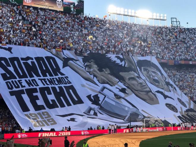 Pancarta desplegada por la afición del Valencia CF en los minutos previos a la final de Copa.