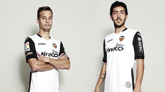 Canales y Parejo presentaron la camiseta conmemorativa del doblete.