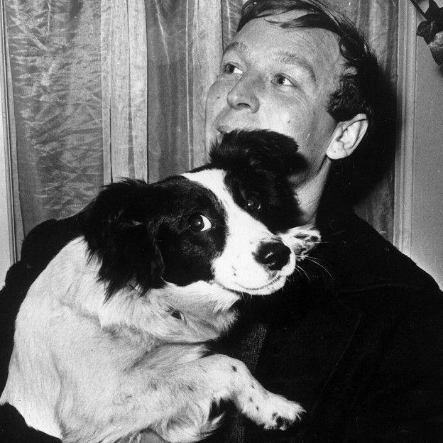 Corbett, junto al perro-héroe (Foto: Getty). 