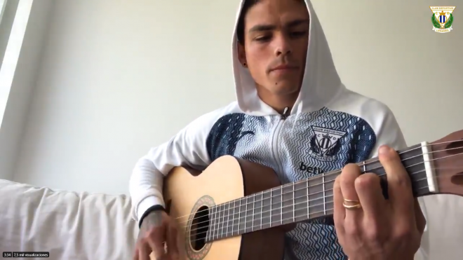 Jonathan Silva toca la canción de apoyo al Leganés con la guitarra.