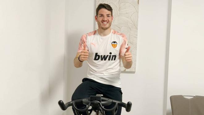 Manu Vallejo en bicicleta confinado (Foto: Valencia CF)