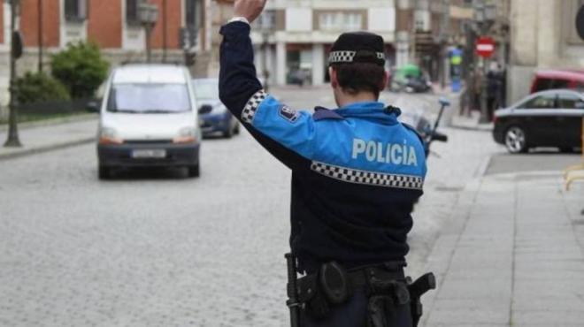 Un Policia Municipal detiene a un coche en las calles de Valladolid (Foto: EFE).-