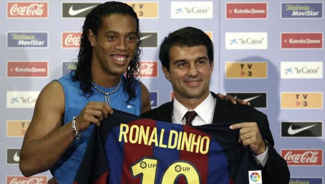 Ronaldinho, en su presentación, junto a Laporta.