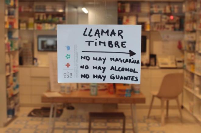 Una farmacia en Valencia y un cartel sobre el coronavirus