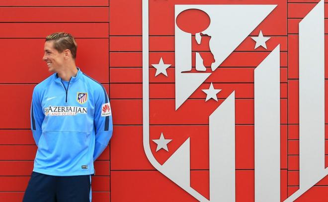 Fernando Torres, junto al escudo del Atlético de Madrid en Majadahonda.
