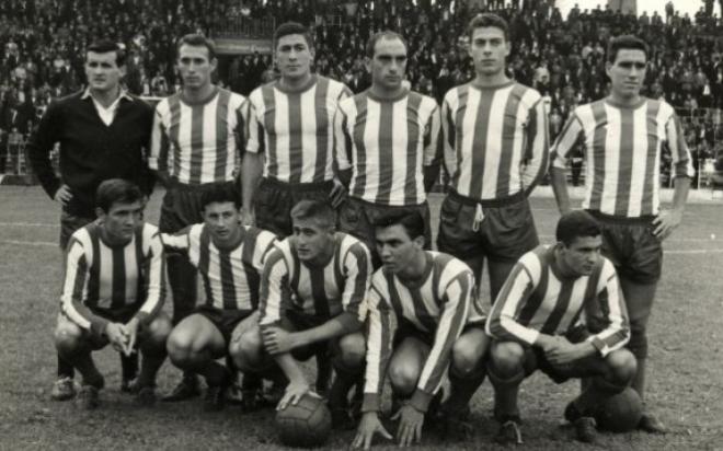 Biempica, agacachado, segundo por la izquierda, entre Montes y Alváré (Foto: Sporting de Gijón).