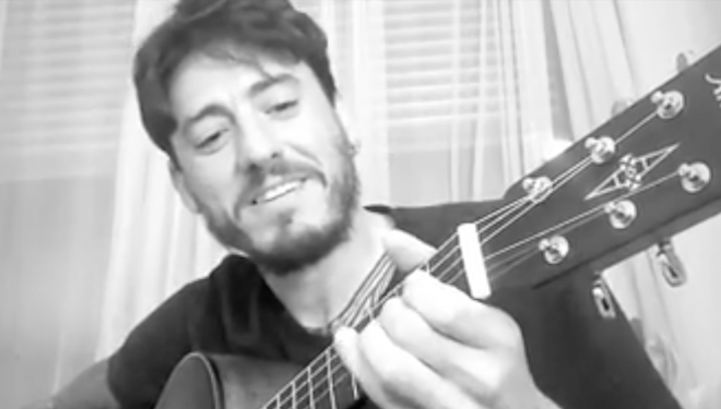 Cristian Álvarez, con la guitarra.