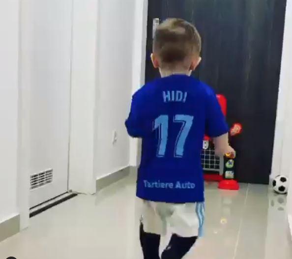 El hijo de Hidi con la camiseta del Real Oviedo.