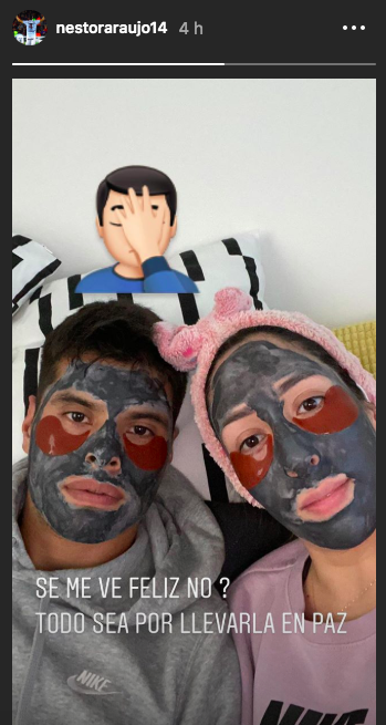 Araujo, junto a su pareja, con la cara embadurnada en barro (Foto: Instagram).