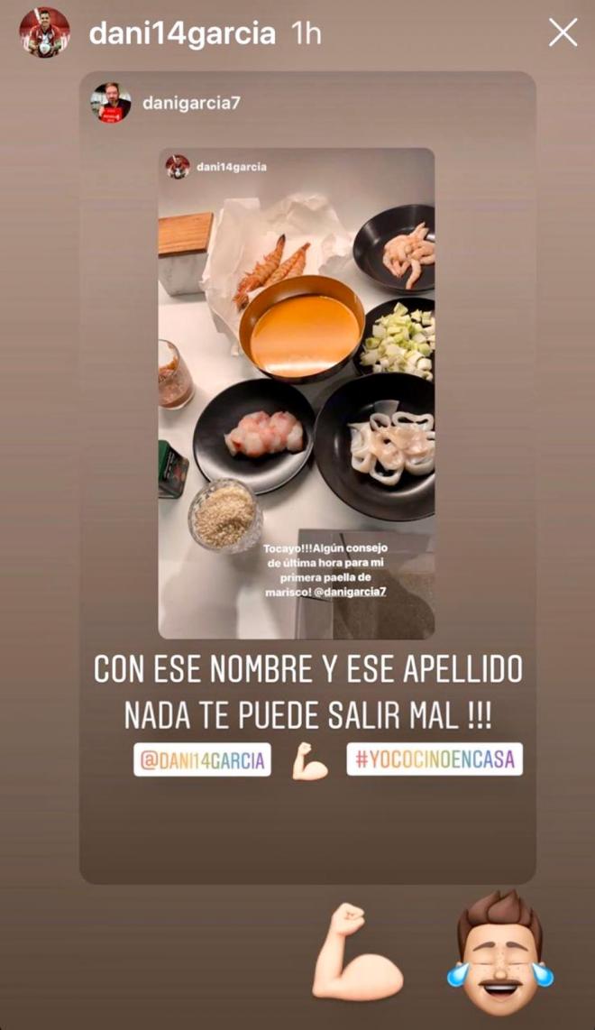 El afamado cocinero Daniel García bromea con el jugador del Athletic Dani García con su paella.