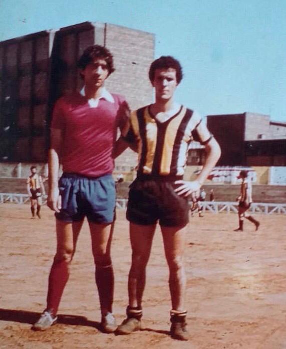 Lasa y Kuitxi posan antes de un partido jugado en Garellano entre Indautxu y Portugalete en 1980.
