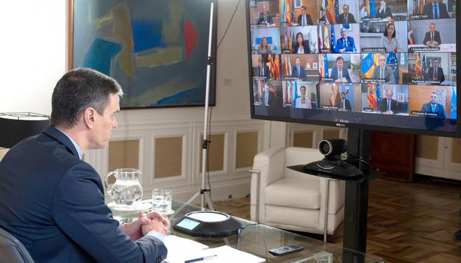 Pedro Sánchez avisó a los presidentes de ampliar el estado de alarma por videoconferencia (Foto: EFE).