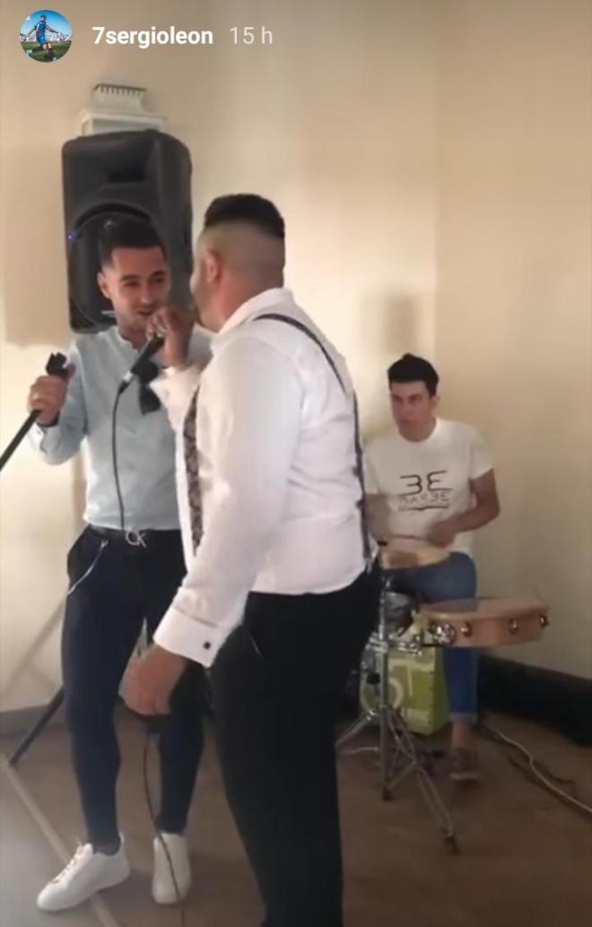 Sergio León cantando en su casa. (Foto: @7sergioleon)
