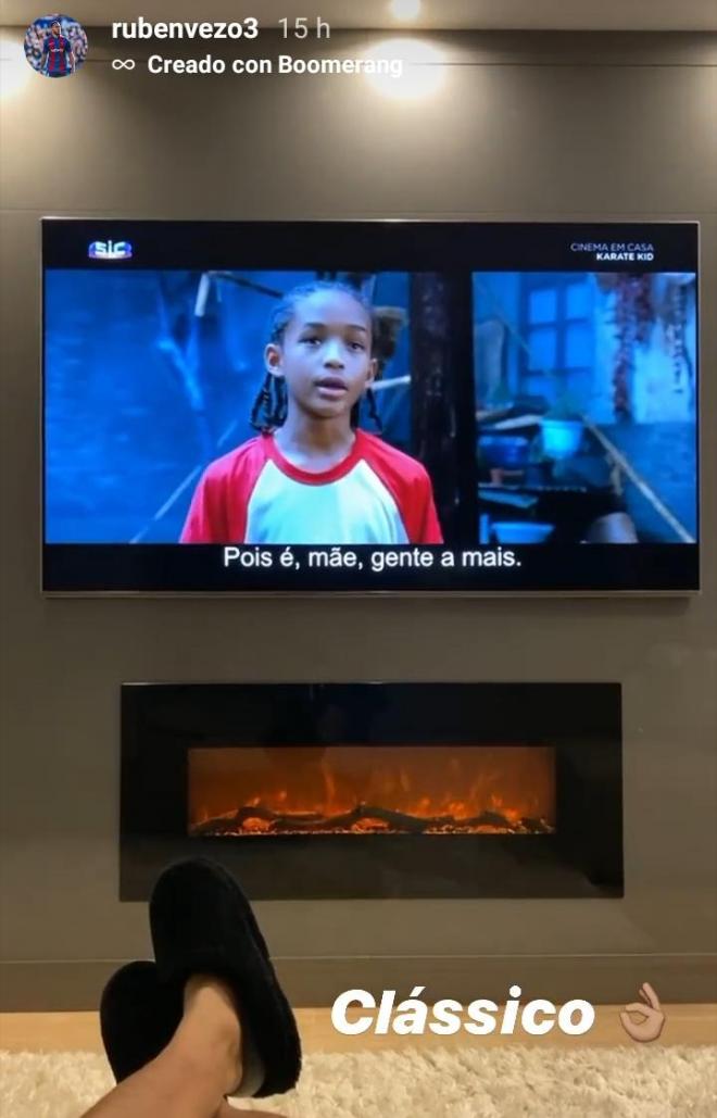 Rubén Vezo viendo una película en su casa. (Foto: @rubenvezo3)