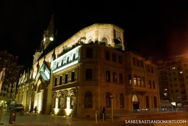 La iglesia de San Ignacio de Loyola se iluminó con flashes contra el coronavirus (Foto: sansebastiandonosti.com)