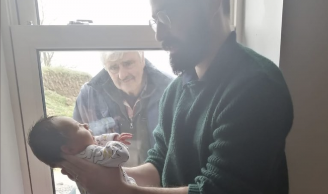 Un abuelo conoce a su nieto a través de la ventana por el coronavirus (Foto: @emmabethgall).