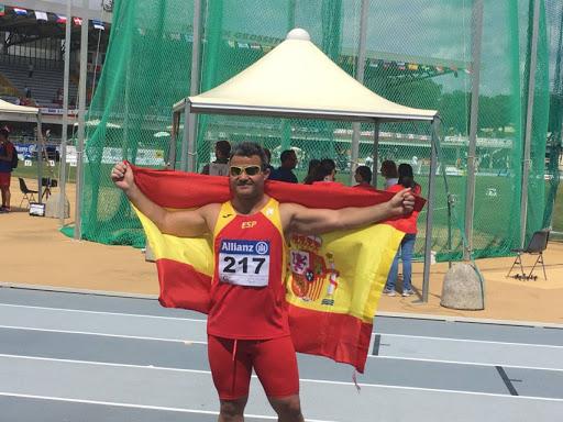 David Casinos posa con la bandera de España.