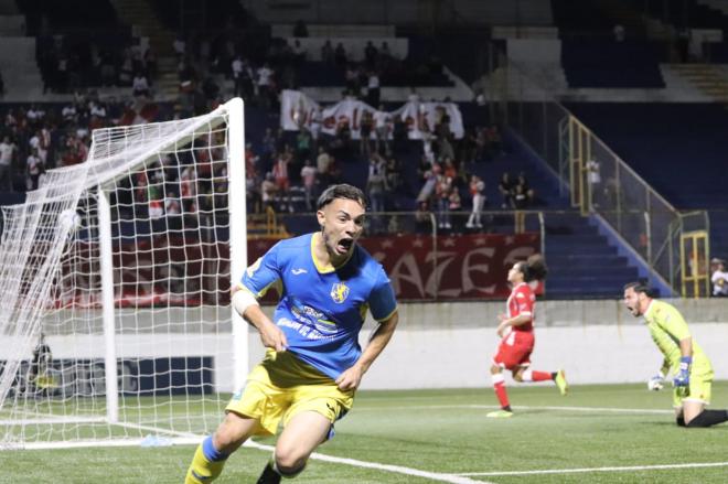 Pablo Gállego celebra un gol con Managua.