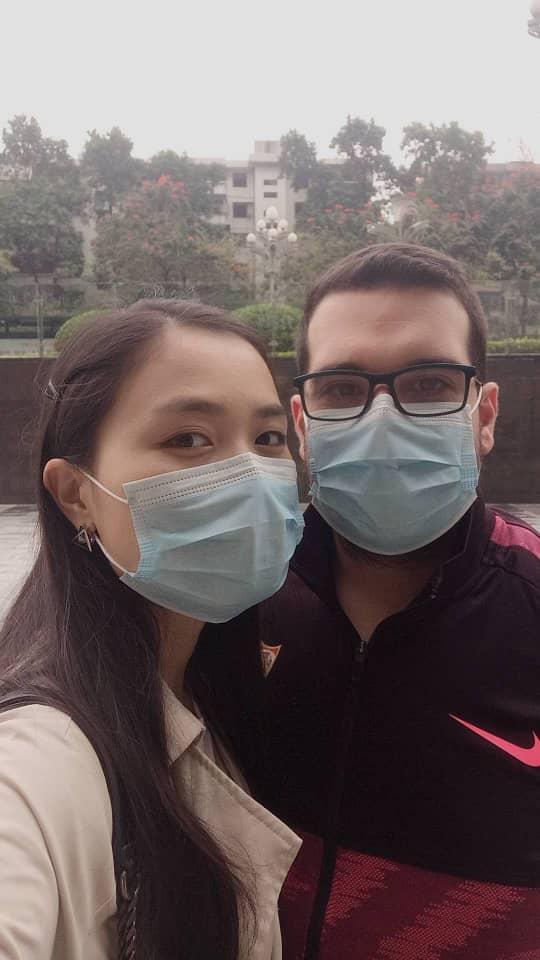 Francisco y su mujer, dos sevillistas en China.