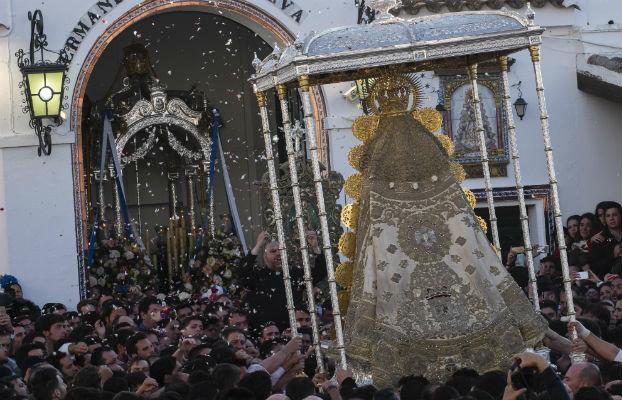 Virgen del Rocío por las calles de su aldea (Foto: EFE).