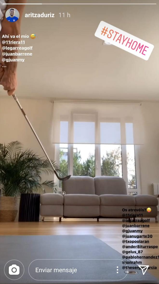 Aritz Aduriz se ha animado a práctica golf en el salón de su casa (Foto: Instagram/Aduriz).