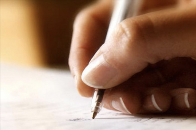Una persona escribiendo (Foto: EFE).